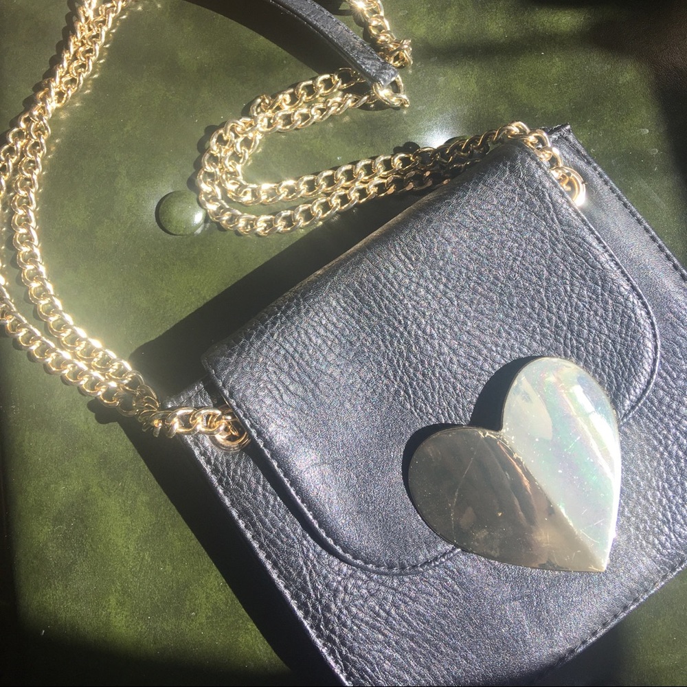 Purse with gold metal heart with gold chain